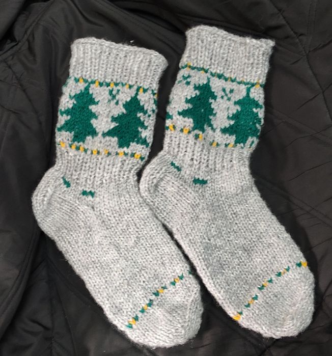 Коледни и обикновени, вълнени чорапи и терлици, ръчно плетени