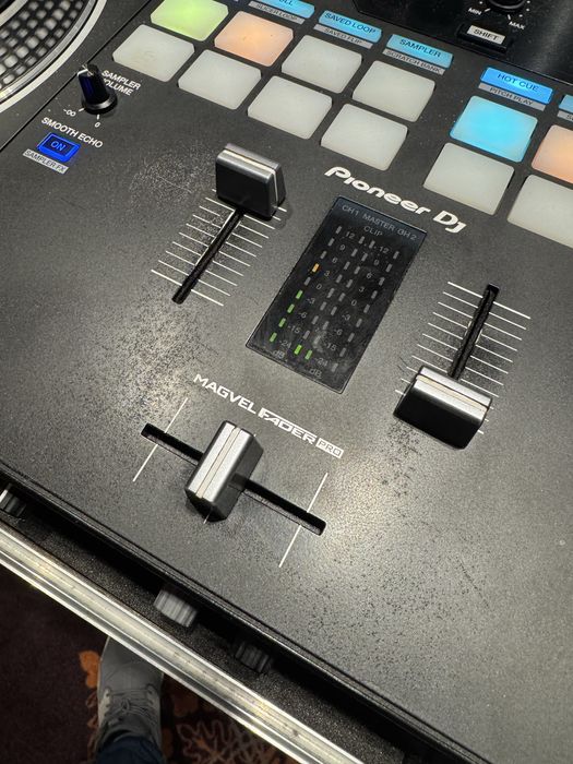 Pioneer DDJ-REV7 + case – stare excelentă