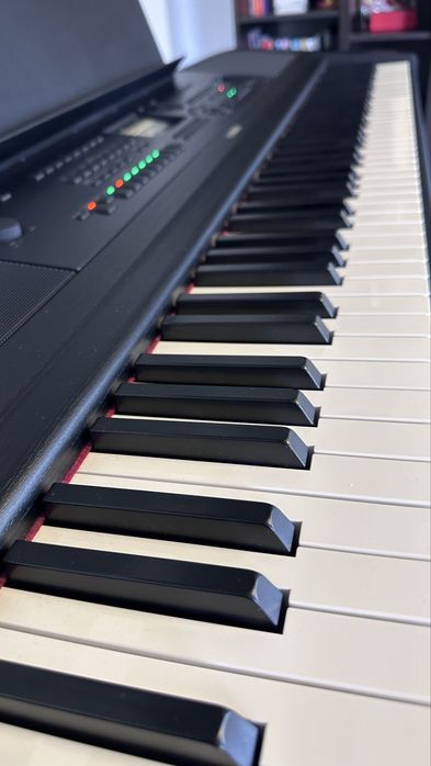 Vând pianina Yamaha DGX - 670B