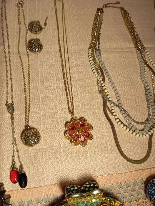 Женски бижута колиета гривни и брошки