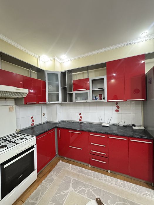 Кухня б/у, красного цвета,