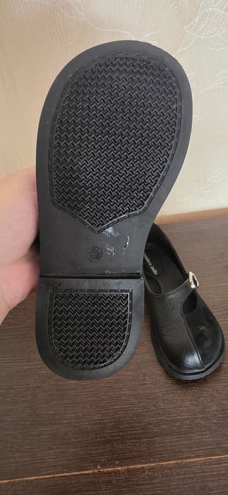 Продам новые туфли на девочку