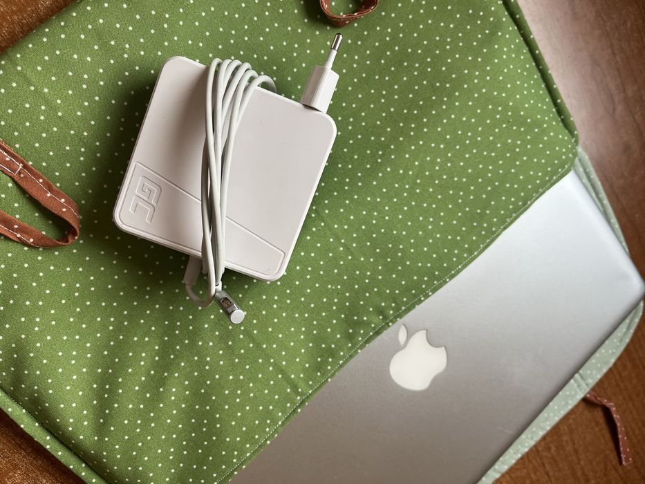 MacBook Pro 13“ (2011) + incarcator, husa