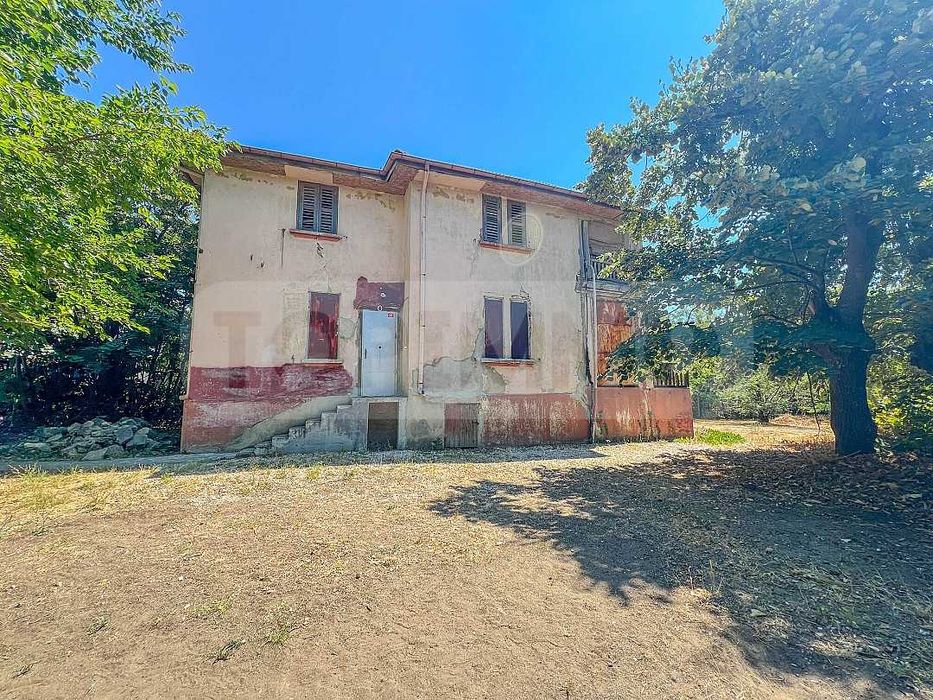 Двуетажна къща с голям парцел в Морската градина