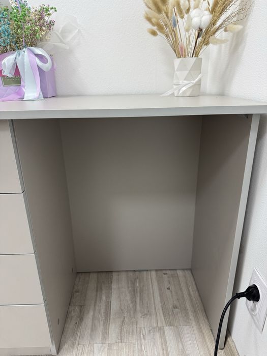 Рабочий стол с ключами для полки