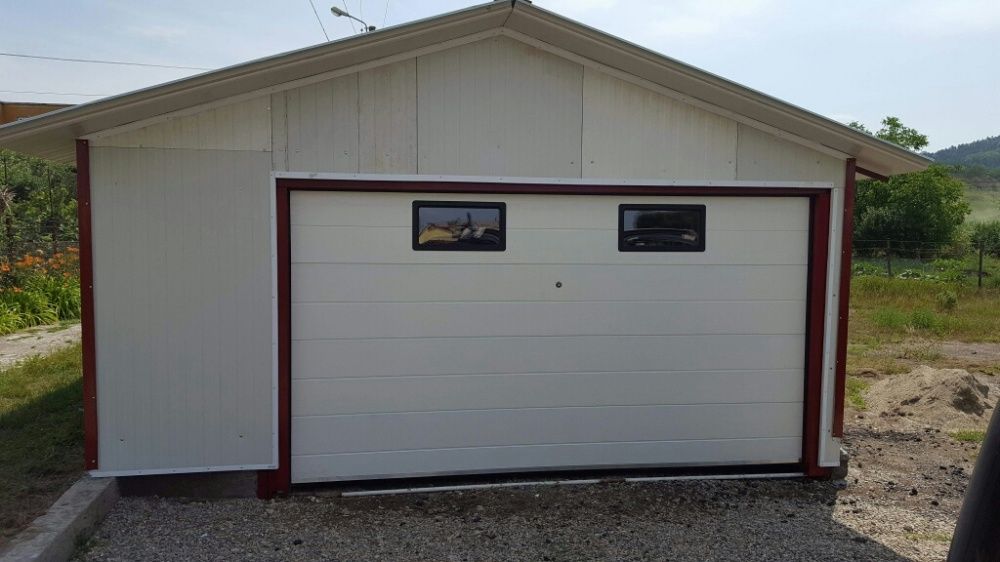 Usi de garaj cu hublouri  FABRICA