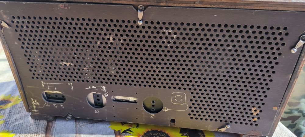 Продавам ретро радио Phillips лампово