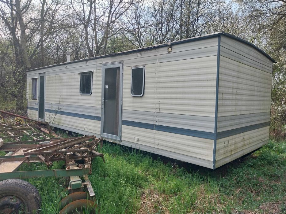 Casa mobila cu doua camere, living bucatarie, echipat cu baie si bicatarie 220 V si aragaz