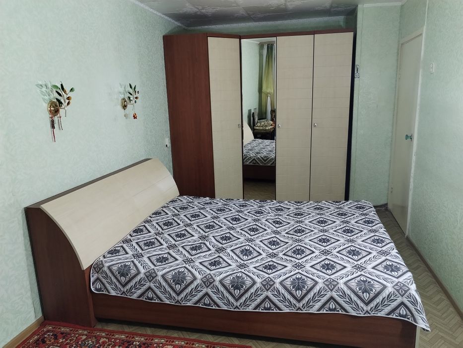 Кровать и шкафы.
