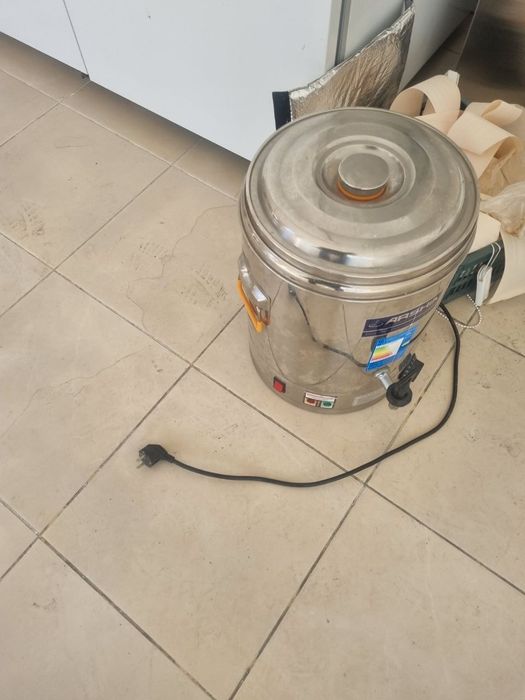 Срочно продаётся кухонное оборудование б/у. Состояние отличное,
