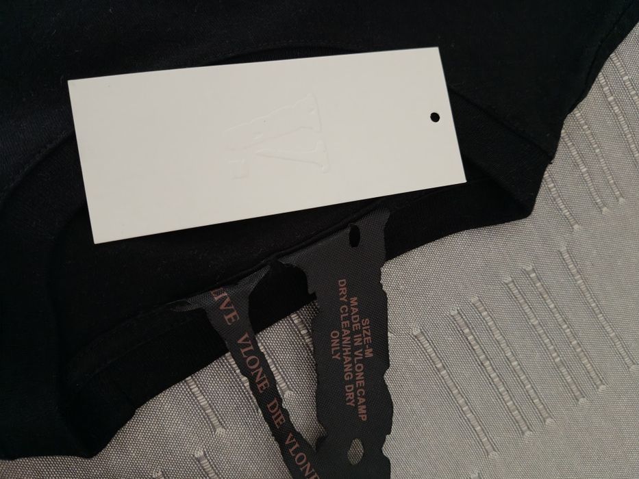 Vlone тениска – черна, стилна, без забележки