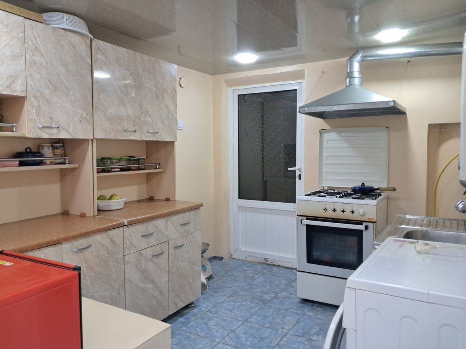 9 сотих 4 хонали ҳовли сотилади. Йулди буйи, бизнес учун қулай жой.