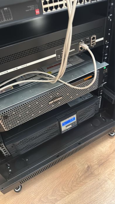 Dispecerat complet monitorizare video Hikvision, nou, la cheie, nefolosit, videowall 12 monitoare