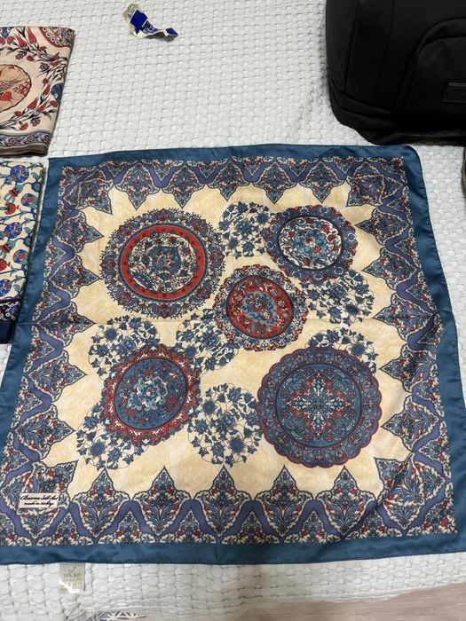 Платок размером 52 на 52 см