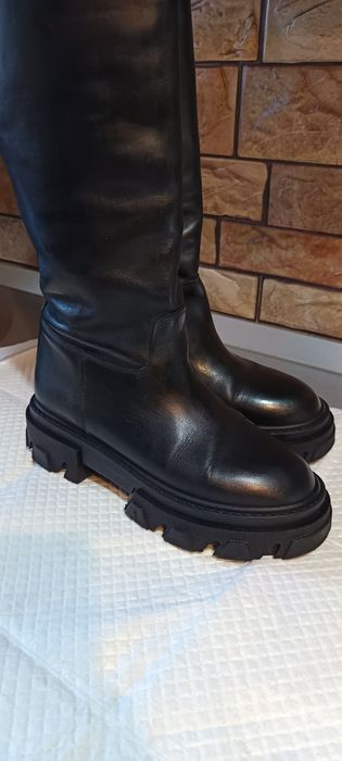 Cizme din piele, Italia