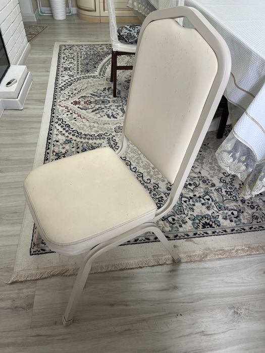 Продам кухонные стулья комплект 4 штуки