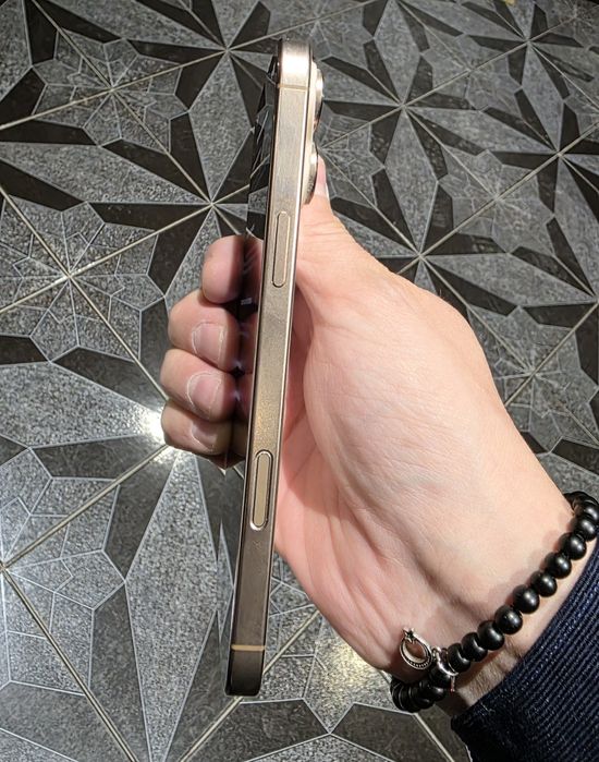 Iphone 16max sotiladi.  Holati ideal. Emkost 100