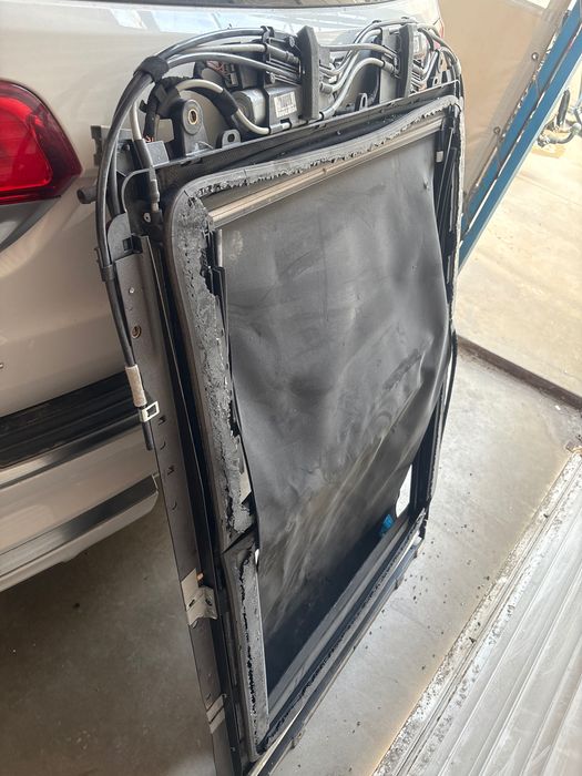 Продавам панорамен люк за Jeep grand cherokee wk2 за части