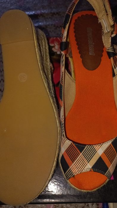 Продаются босоножки