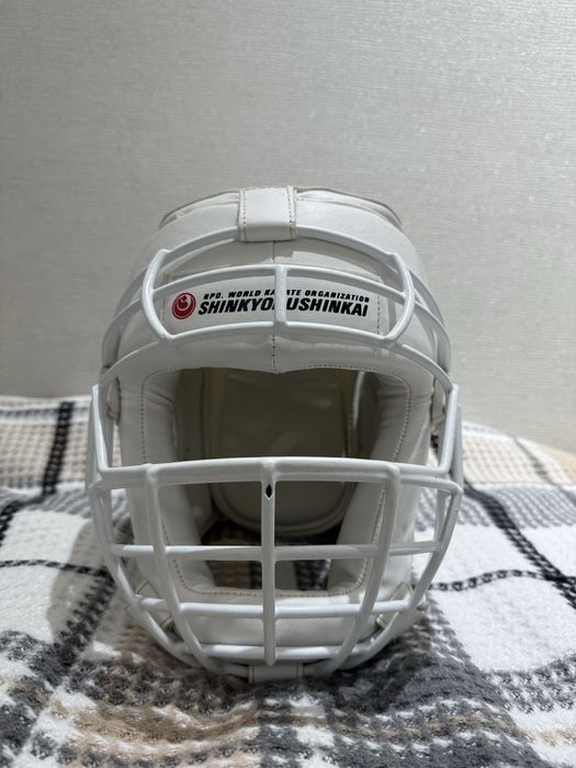 Шлем для единоборотств с сеткой