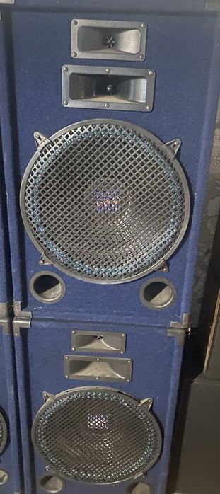 Vand sau schimb boxe si un mixer ibiza boxele merg foarte bn la fel si mixeru