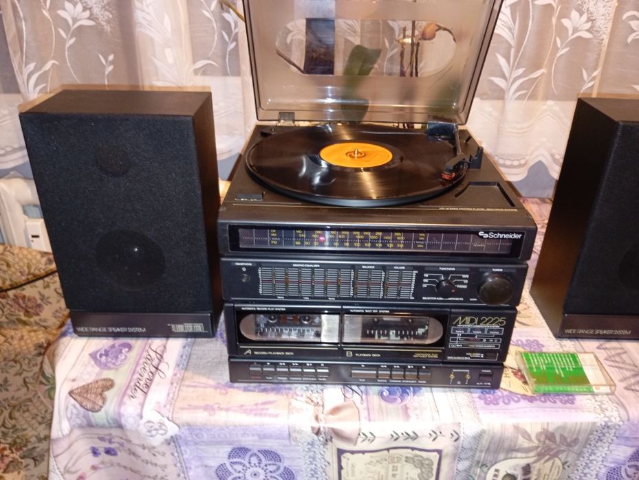 Ретро уредба грамофон, касетофон,радио