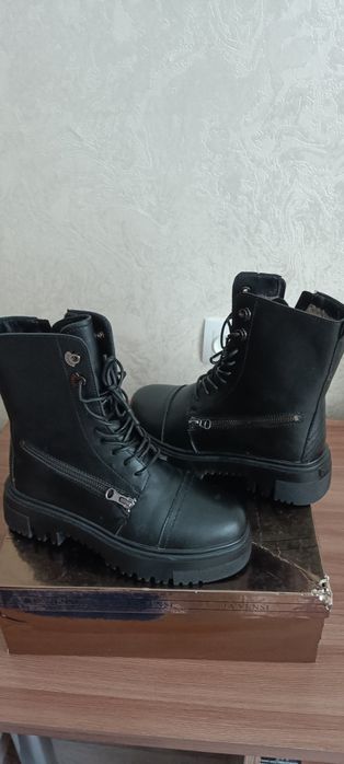 Продам женские зимние ботинки.