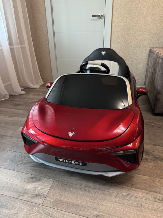 Машинка на аккумуляторе Tesla