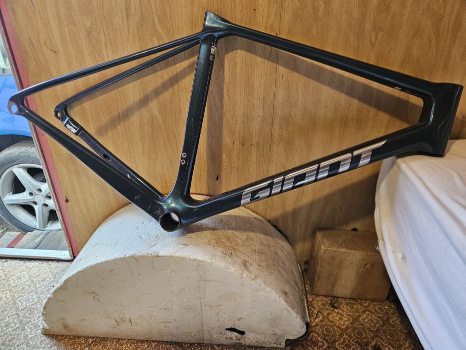 Cadru din carbon Giant advanced