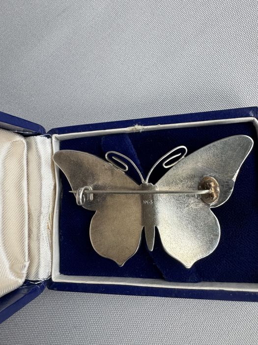 Brosa din argint si email