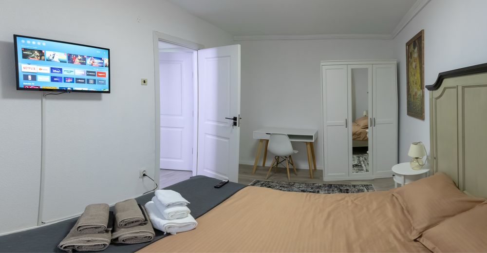Inchiriez apartament doua camere decomandat zona centrala