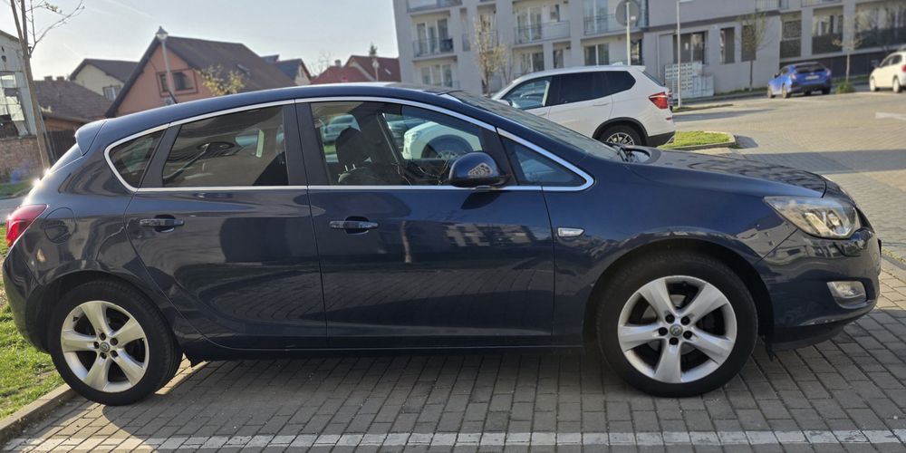 Opel Astra J 2011
