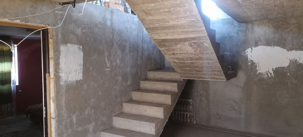 Vând casă P+1 în satul Văcărești, județul Teleorman, la doar 5 minute de municipiul Roșiori de Vede.