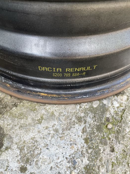 Vand 4 jante cu 2 cauciucuri 185 60 15 iarna , capace originale dacia