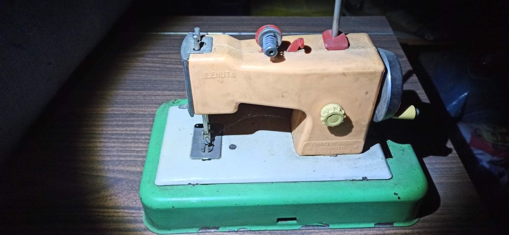 Jucarii obiecte geamantan vechi epoca comunista