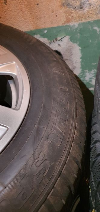 Гуми 4бр 235/65/17 - 1бр  55лв