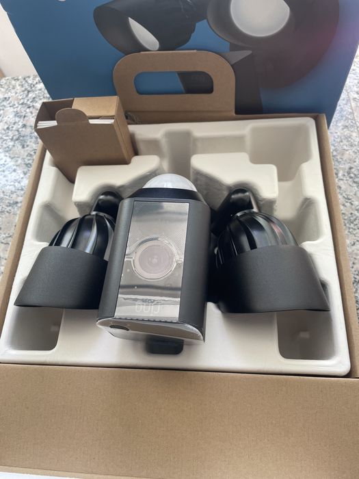 Camera de supraveghere RING Floodlight Cam Wired Plus Model 5AT3T2 Black cu Senzor de miscare