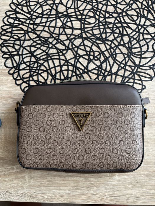 ЧИСТО НОВА мъжка чантичка GUESS