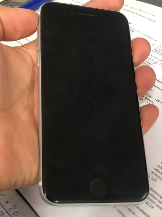 Iphone SE 2020 
Holati ediyal 
Aybi orqa krishkasi sngan 
Hotra 64 tal