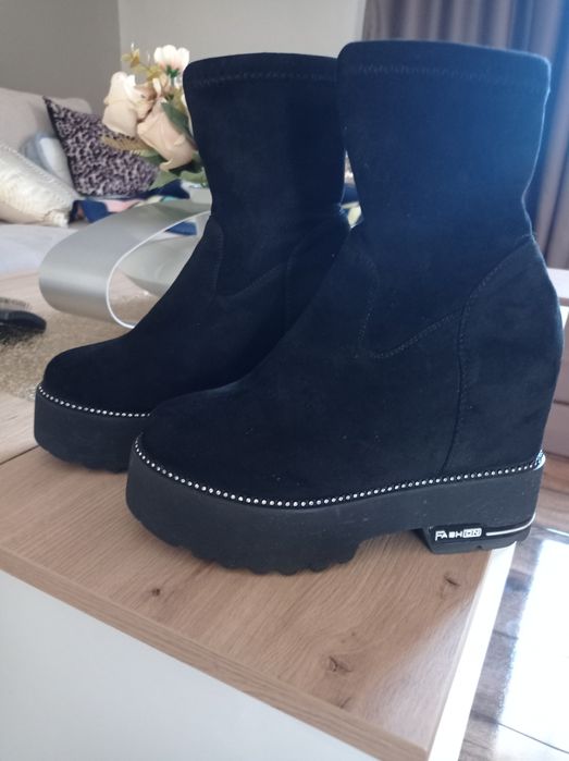 Дамски боти от естествен велур, размер 36. Слагани са един път, нераз