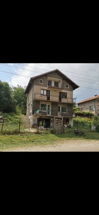 Продава къща с. Сопица на 40 км от гр. София