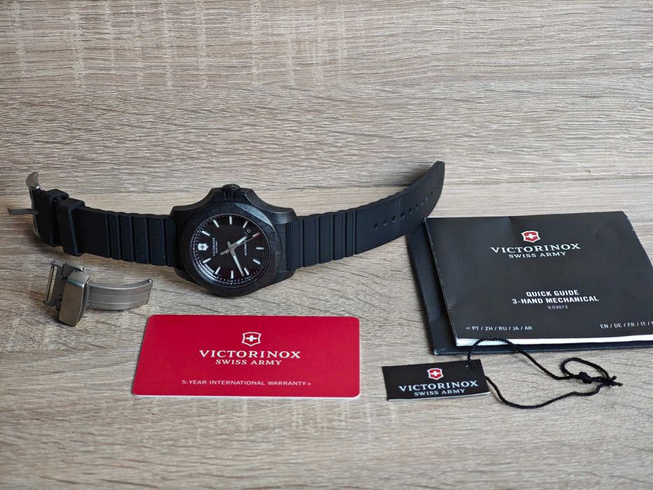 Victorinox I.N.O.X. Carbon Mechanical с подарък Victorinox Onyx Black Limited Edition.