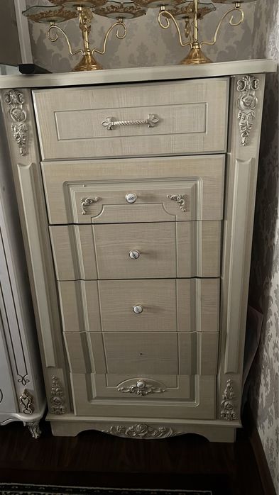 Tumbochkasi 2 ta , remont qiladigan joylari bor, krovat kotta