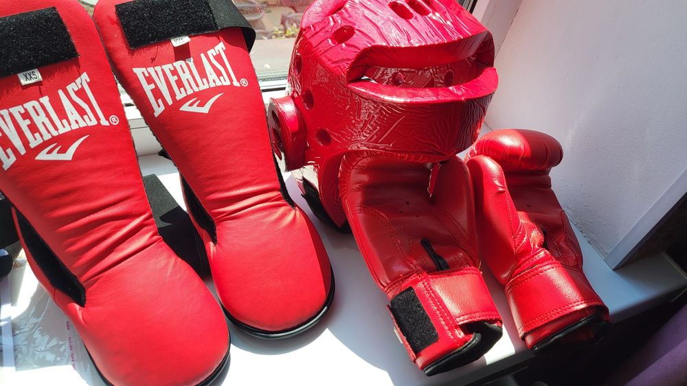 Продам шлем,перчатки,футы.Новые!