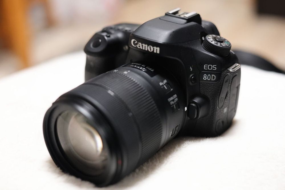 Camera foto CANON EOS 80D cu accesorii, ca noua