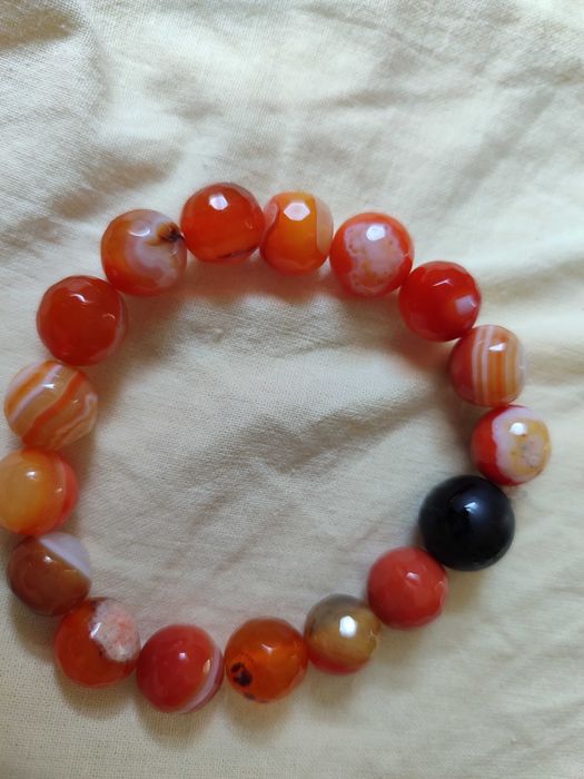 Три гривни от естествени материали