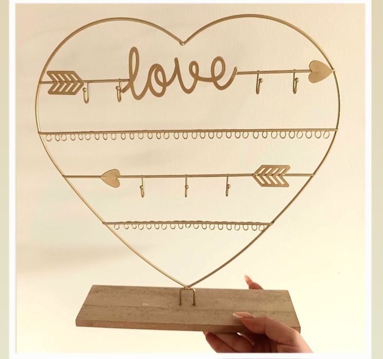 поставка за бижута във формата на сърце