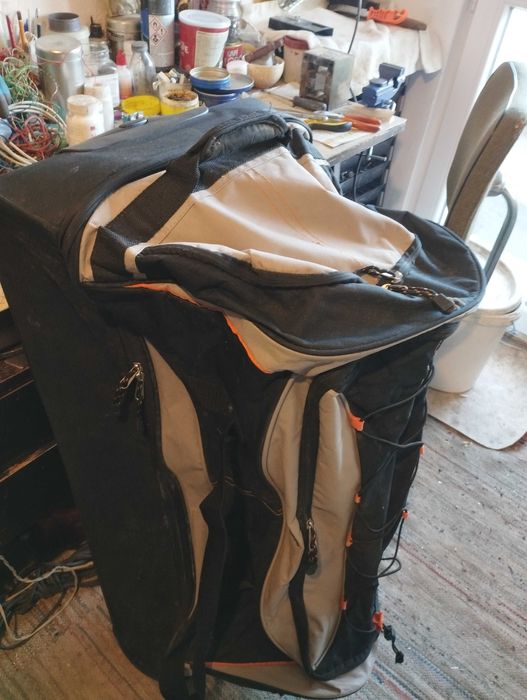 Продавам много голям сак на колелца