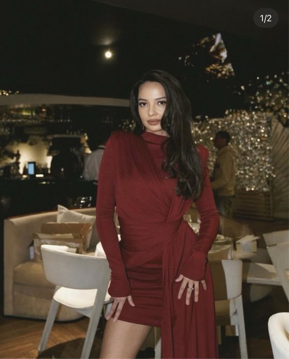 Нарядное бордовое платье