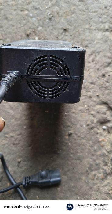 Vând încărcător scuter electric 72v
